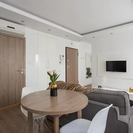 Urban Chic - Great Location - Modern - Wronia 45b דירה